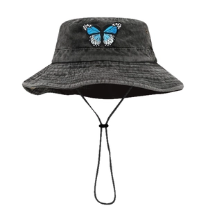 Chapeau de randonnée en denim gris délavé avec broderie papillon et cordon réglable