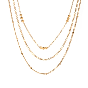 Détail du collier triple rang en acier inoxydable plaqué or 18 carats avec perles