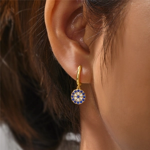 Detail von 925 Sterling Silber Evil Eye Ohrringen mit blauen und weißen Zirkonia-Steinen