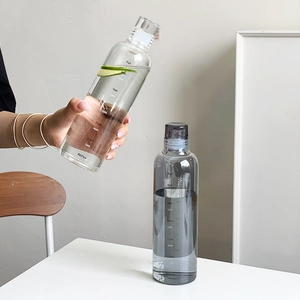 Borraccia minimalista in vetro con indicatori di tempo e fetta di lime all'interno