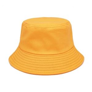 Λεπτομέρεια από κίτρινο βαμβακερό καπέλο bucket με παράλληλες ραφές στο γείσο