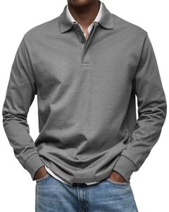 Detail van grijs gebreid poloshirt met lange mouwen, geribbelde manchetten en knoopsluiting