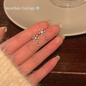 Elegante Schneeflocken Ohrringe mit Zirkonia-Kristallen in einer gemütlichen Winterkulisse