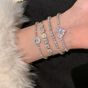 Ensemble de quatre bracelets plaqués argent avec oxydes de zirconium en cœur et carrés