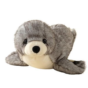 Peluche realistico a forma di foca grigia maculata in posizione distesa su bianco
