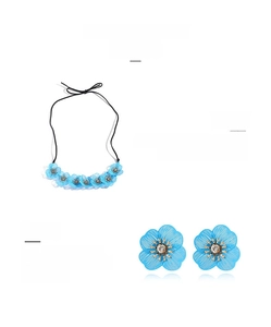 Dettaglio del set di gioielli floreali blu con petali stratificati e cristalli lucidi