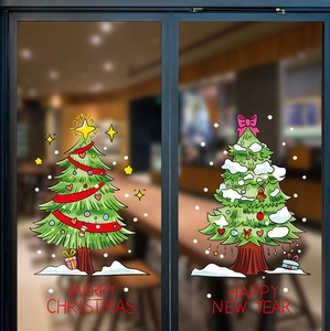 Détail d'autocollants sapin de Noël avec boîtes cadeaux et vœux sur vitrine en verre