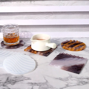 Stampo in silicone per sottobicchieri fai-da-te con motivo a onde e finitura effetto marmo