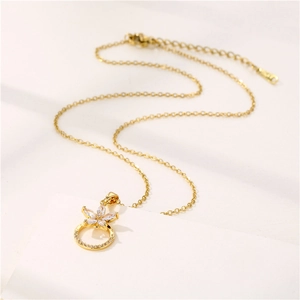 Collana a fiore dorata con petali in zircone su catena minimalista in acciaio inox