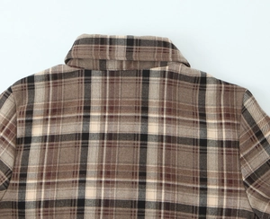 Détail de la texture du tissu à carreaux marron et couture du col arrière de la chemise