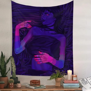 Detailansicht eines böhmischen Wandteppichs mit neonfarbenem lila Frauenporträt im Zimmer