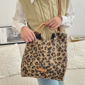 Sac fourre-tout d'hiver en peluche léopard avec poignées en corde tressée et texture douce
