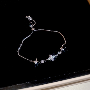 Makroaufnahme von Sternen-Armband mit Zirkonia auf schwarzem Samt-Schmuckkästchen