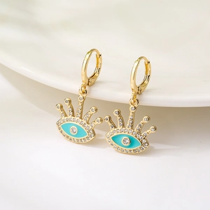 Orecchini a corona dorata con occhio blu e scintillanti strass in cristallo