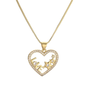 Goldene Herzanhänger-Halskette mit LOVE-Schriftzug und funkelnden Zirkonia-Kristallen