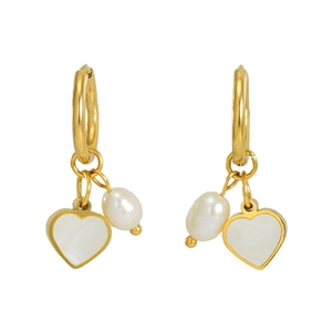 Détail des boucles d'oreilles créoles en or 18K avec nacre en forme de cœur et perles