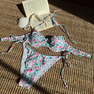 Floral bedrucktes Halter-Bikini-Set mit Bügel-Top und seitlich gebundener Bikinihose