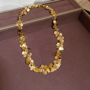 Dettaglio ravvicinato della collana con paillettes a cuore su vassoio di velluto