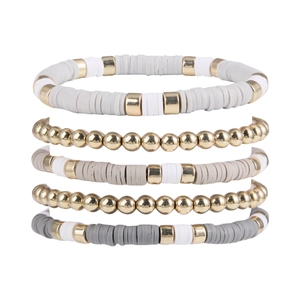Détail d'un lot de cinq bracelets heishi gris et blancs avec des billes en métal doré