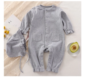 Dettaglio tutina neonato in cotone grigio a costine con cappello a balze coordinato