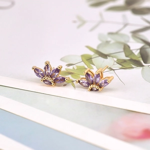 Dettaglio macro degli orecchini a fiore in argento S925 con zirconi viola e oro