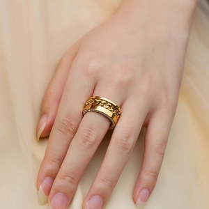 Anello a catena dorato da donna con strass incastonati in acciaio titanio di lusso