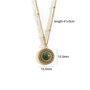 Détail du pendentif en pierre naturelle verte de 15,5mm et chaîne en or 14 carats