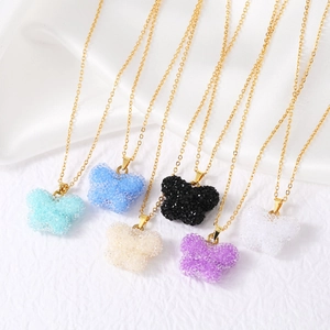 Colliers pendentifs papillon dorés minimalistes déclinés en six couleurs de cristal