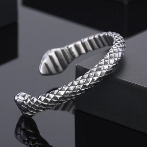 Vista macro dettagliata del bracciale a testa di serpente argento con texture a scaglie