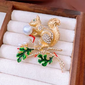 Broche écureuil vintage dorée ornée de strass brillants et d'une perle blanche chic