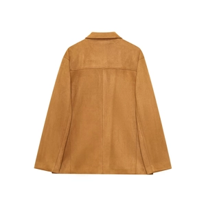 Veste en similicuir marron avec col rabattu et détails de coutures au dos sur fond blanc