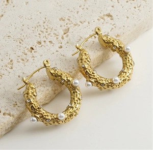 Detail of 18K gold stainless steel U-shaped earrings with pearls and crystals