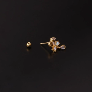 Puce d'oreille papillon dorée avec pierres blanches et fermoir à vis sphérique