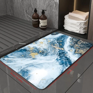 Tappeto da bagno effetto marmo blu e oro con dimensioni 50x80cm in ambiente bagno