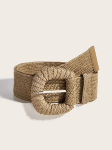 Détail de la ceinture tressée kaki avec grande boucle carrée et texture paille naturelle