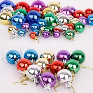 Boules de Noël colorées en plastique, tailles variées, finitions brillantes avec cordons de suspension