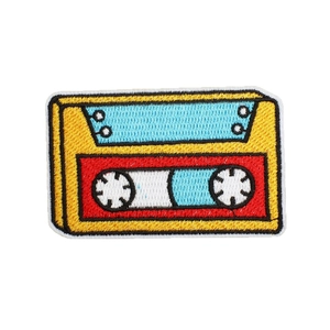 Parche bordado de cinta de cassette retro con hilos amarillos y rojos para ropa