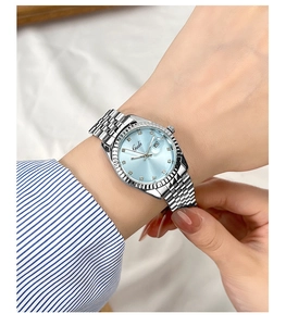 Dettaglio dell'orologio Gedi in acciaio con quadrante blu e lunetta zigrinata da donna