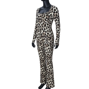 Seitenansicht des Jumpsuits mit Leopardenmuster, schmaler Passform und ausgestelltem Bein