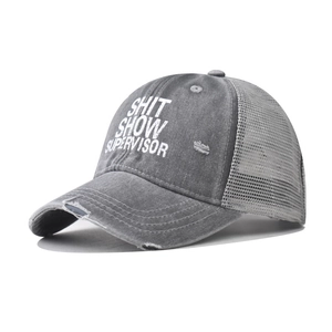 Detail der grauen Distressed-Trucker-Cap mit Aufdruck und atmungsaktivem Mesh-Netz