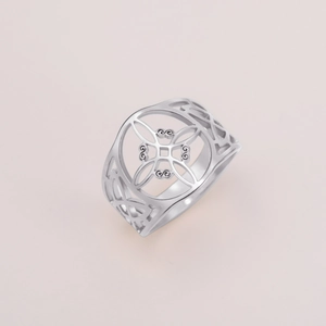 Bague noeud de sorcière en acier inoxydable poli avec design celtique argenté évidé