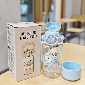 Close-up of 450ml kids plastic straw cup with blue bear pattern and packaging box
