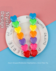 Makroaufnahme der 4-mm-Faserspitze eines bunten, herzförmigen Textmarkers
