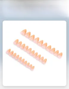 Detail von Mandelnägeln mit orangefarbenem Farbverlauf, 3D-Muscheltextur und Perlen