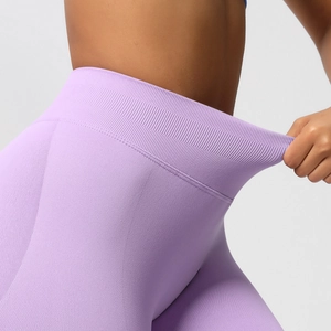 Detailansicht der lila nahtlosen Yoga-Leggings mit geripptem Kompressionsbund und hoher Taille