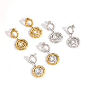 Trois paires de boucles d'oreilles modernes à double cercle entrelacé en or, argent et bicolore