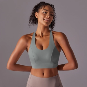 Détail du soutien-gorge de sport à maintien élevé avec larges bretelles et boucle dos