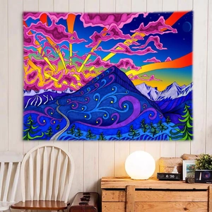 Détail d'une tapisserie psychédélique avec montagnes violettes et rayons de soleil orange