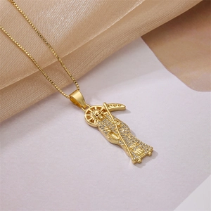 Gros plan du pendentif Santa Muerte doré orné de zircons cubiques micro-pavés blancs