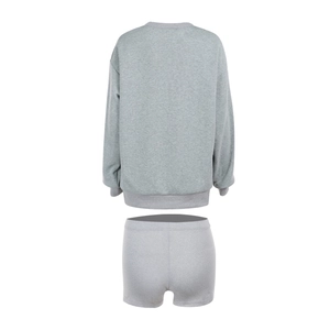 Vue arrière d'un ensemble gris deux pièces avec un sweat-shirt et un short assorti